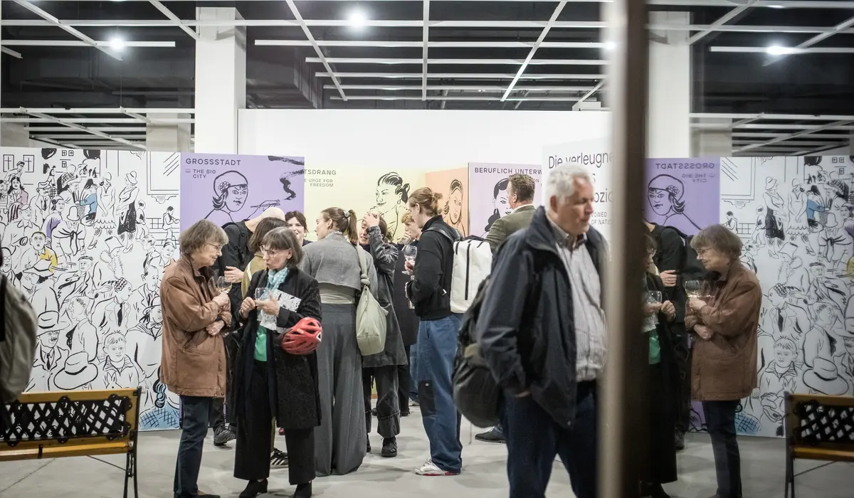 Besucher in der Ausstellung "Die Verleugneten"