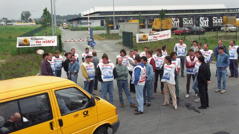Mitarbeiter von Telekom und Postdienst streiken vor einem Briefverteilzentrum