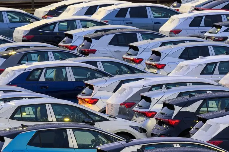 Viele Neuwagen auf einem Parkplatz