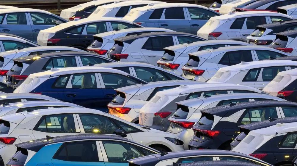 Viele Neuwagen auf einem Parkplatz