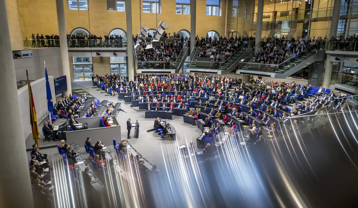 Verzerrte Draufsicht auf den Plenarsaal während der Debatte zur Vertrauensfrage