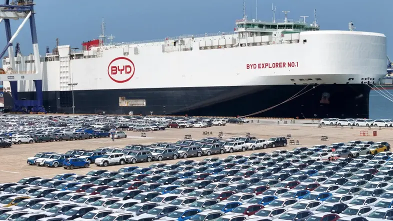 BYD Autos für den Export am Hafen in Yantai im Osten Chinas.