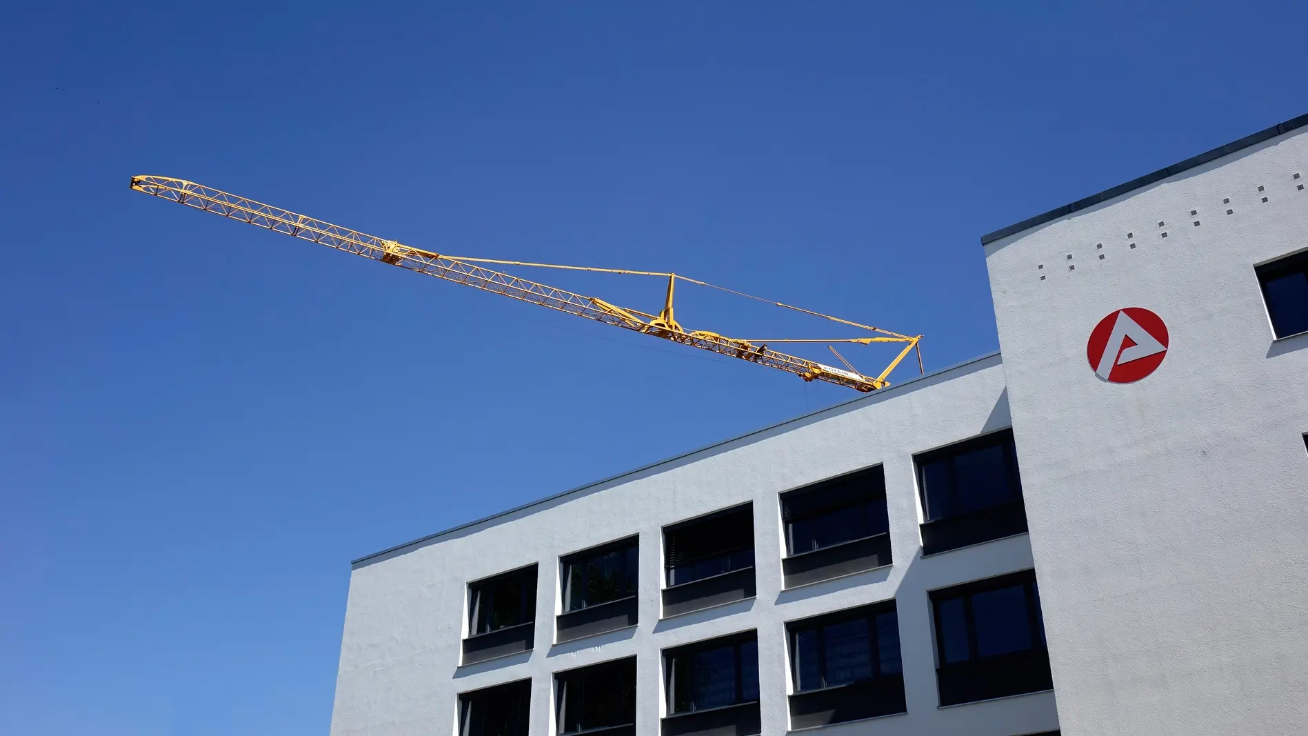 Kran neben der Arbeitsagentur