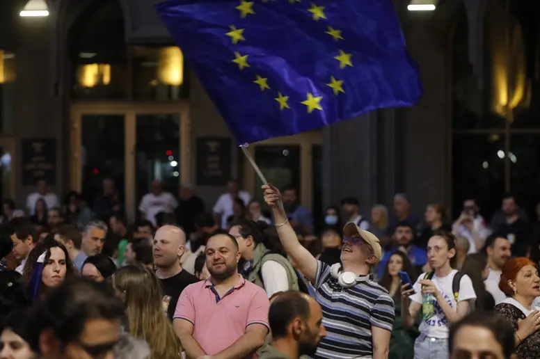 Demonstranten schwenken eine EU-Fahne vor dem georgischen Parlament