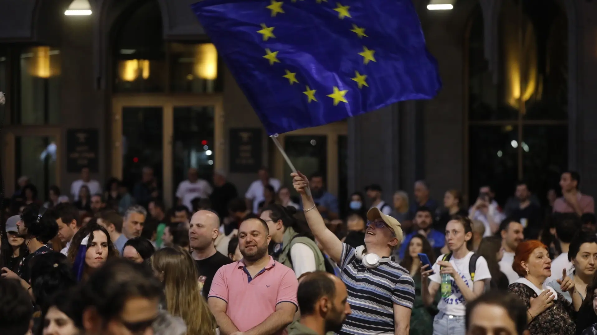 Demonstranten schwenken eine EU-Fahne vor dem georgischen Parlament