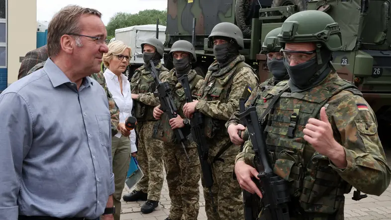 Verteidigungsminister Boris Pistorius informiert sich bei einem Besuch der Flugabwehrraketengruppe 21 über die Ausbildung ukrainischer Soldaten.
