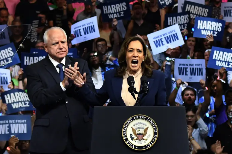 Kamala Harris und Tim Walz vor ihren Unterstützern