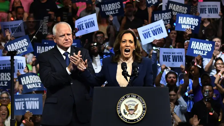 Kamala Harris und Tim Walz vor ihren Unterstützern