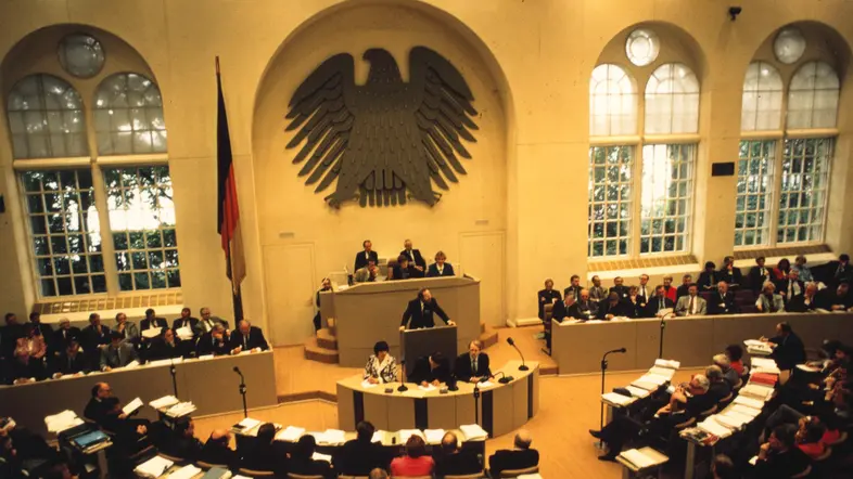 Plenarsitzung im Bonner Wasserwerk zur Berlin-Bonn-Debatte