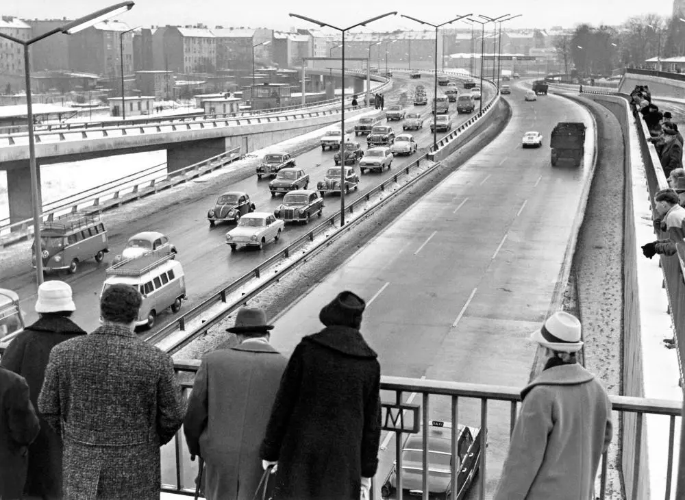 Passanten verfolgen die Einweihung der Berliner Stadtautobahn im Dezember 1963.
