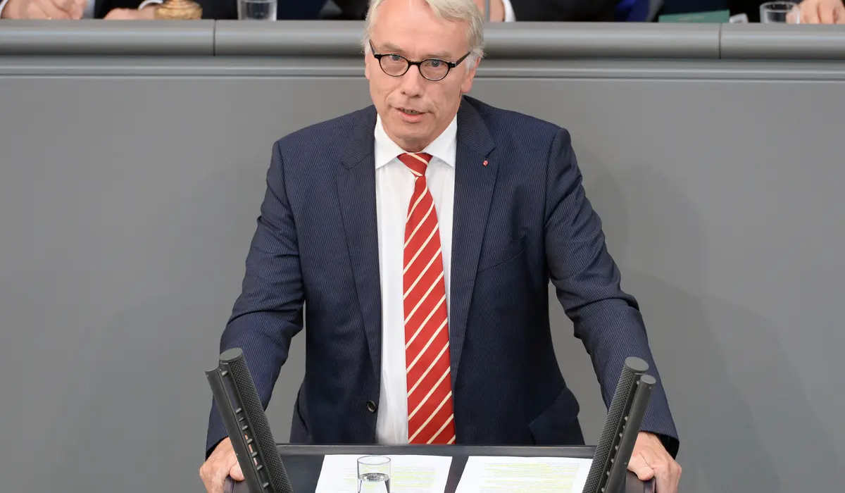 Bernhard Daldrup am Rednerpult im Bundestag