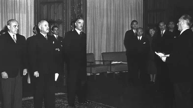 Konrad Adenauer (mit John J. McCloy (USA), Andre Francois-Poncet (Frankreich) und Sir Brian Robertson (Großbritannien)