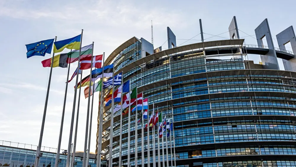 Europäische Flaggen wehen vor dem Gebäude des EU-Parlaments in Straßburg