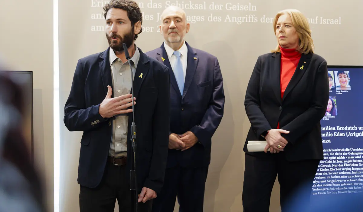 Bundestagspräsidentin Bärbel Bas (r), SPD, MdB, besichtigt mit dem israelischen Botschafter, Ron Prosor (m), und dem Geiselangehörigen Alon Gat (l) die Veranstaltung „Erinnern an das Schicksal der Geiseln anlässlich des Jahrestages des Angriffs der Hamas auf Israel“ vor einer Installation im Paul-Löbe-Haus. Hier Alon Gat während seiner Ansprache