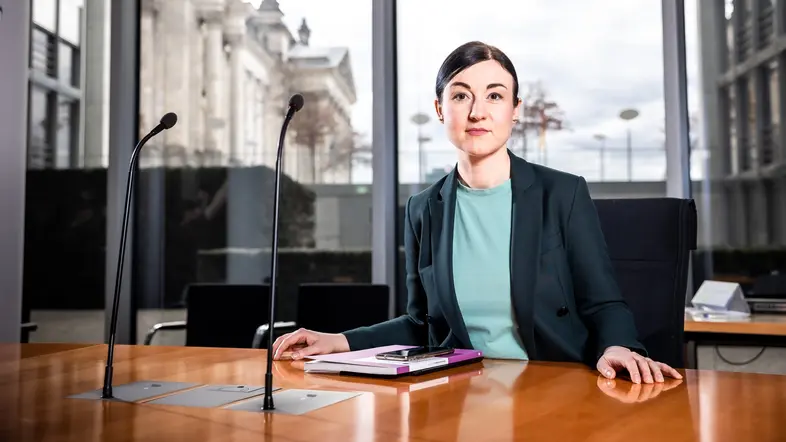 Paula Piechotta sitzt im Ausschusssaal im Paul-Löbe-Haus.