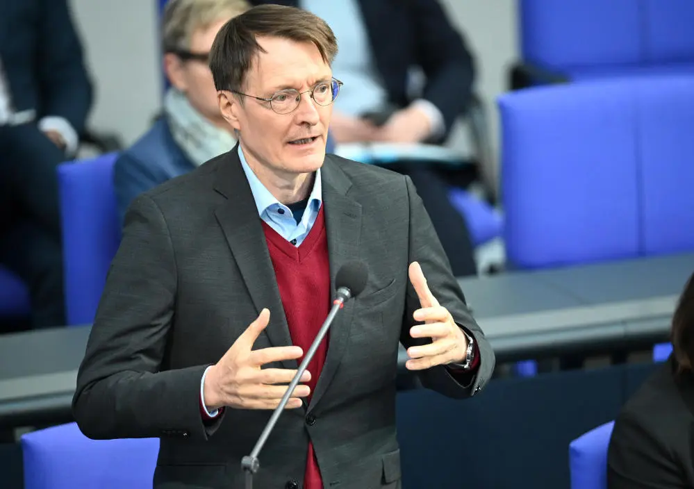 Karl Lauterbach nimmt an der Befragung der Bundesregierung im Bundestag teil.