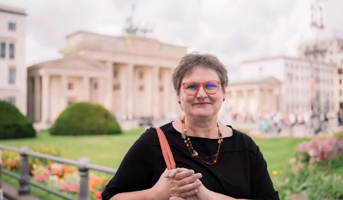 Leni Breymaier im Porträt vor dem Brandenburger Tor