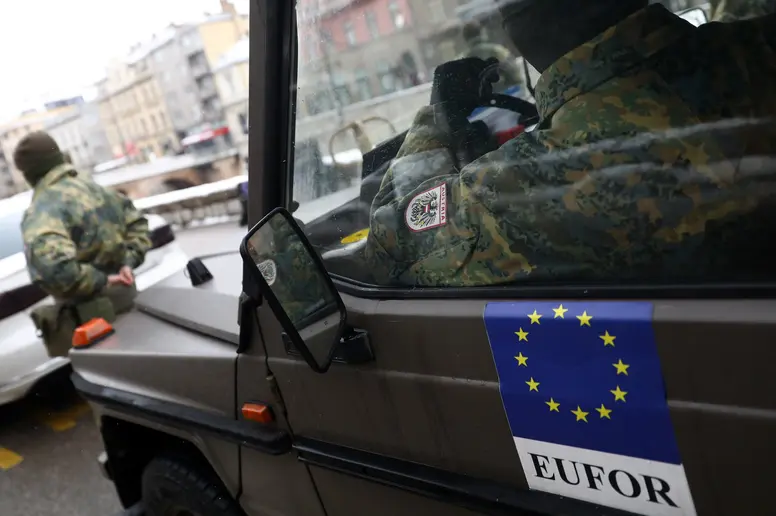 Zu sehen ist eine Patrouille der Europäischen Union in Bosnien und Herzegowina (EUFOR) in Sarajevo.