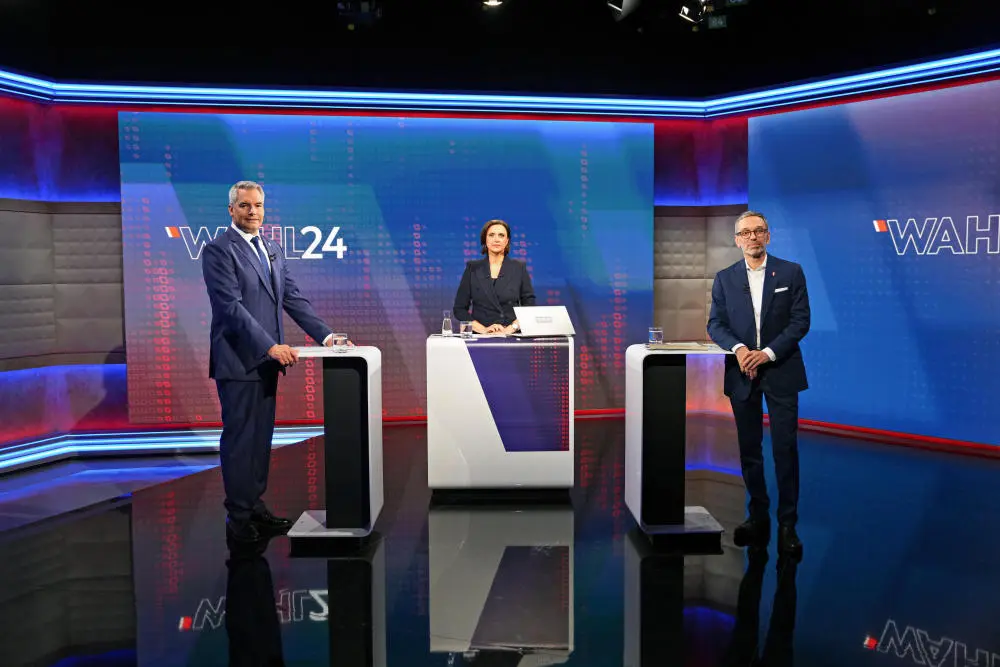 Bei Susanne Schnabl diskutieren Herbert Kickl und Karl Nehammer im Fernsehen