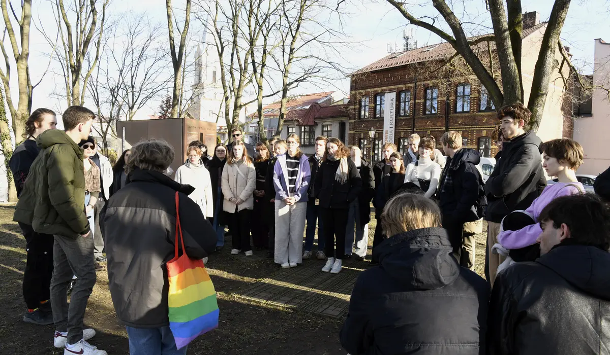 Teilnehmende der Jugendbegegnung stehen als Gruppe zusammen in Auschwitz