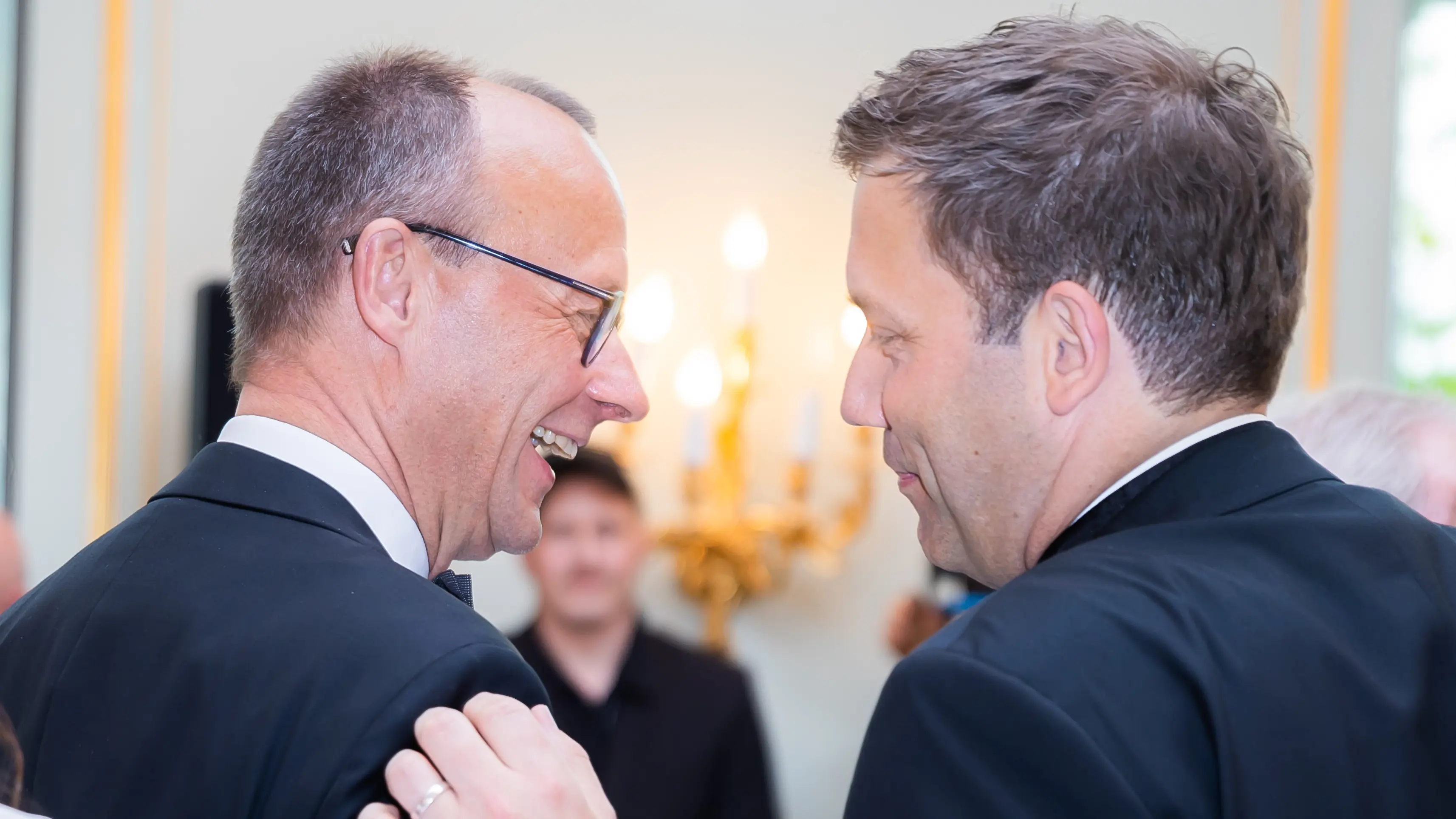 Friedrich Merz und Lars Klingbeil unterhalten sich zu Beginn beim Dinner des 69. Bundespresseballs im Hotel Adlon.