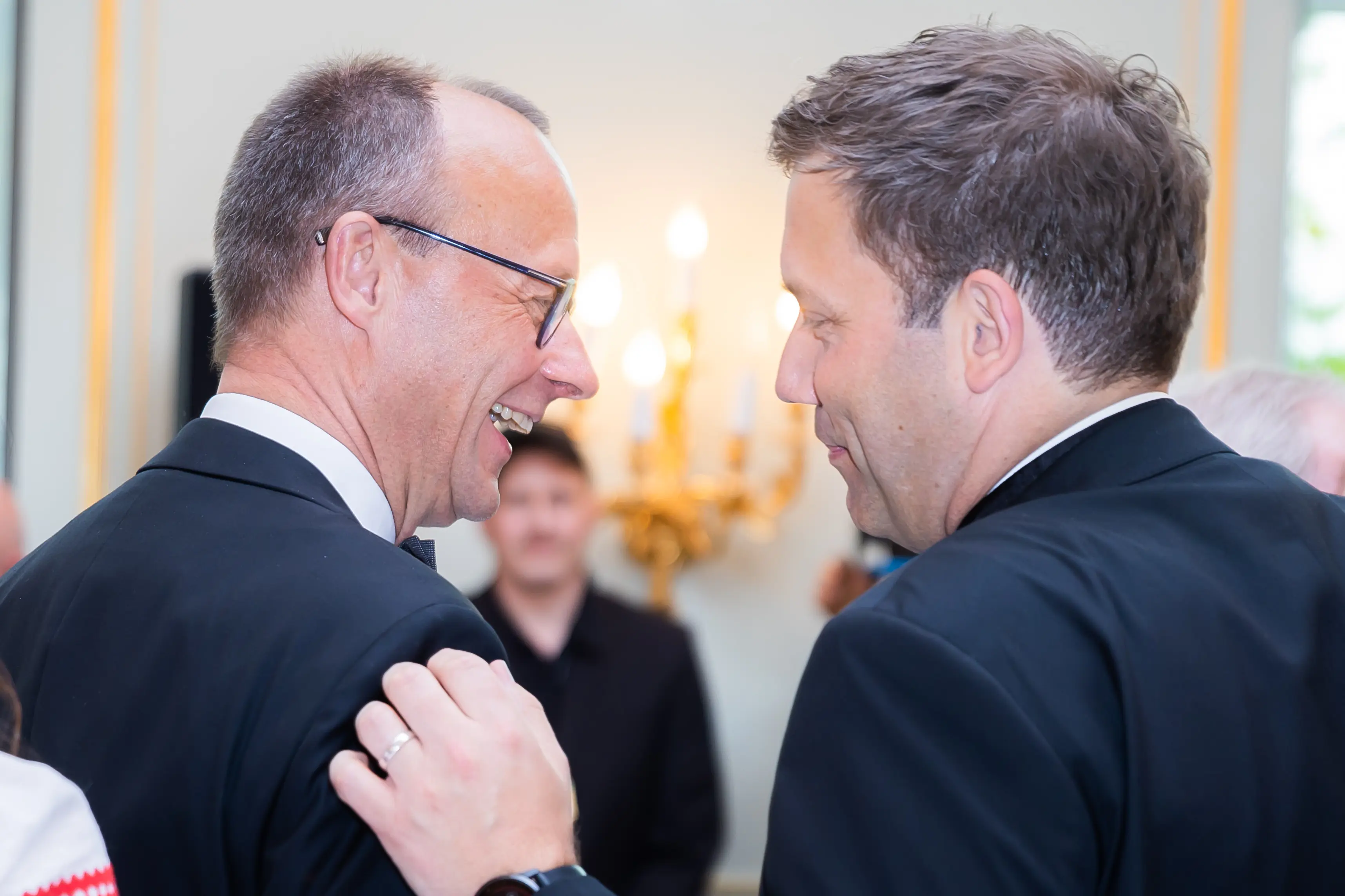 Friedrich Merz und Lars Klingbeil unterhalten sich zu Beginn beim Dinner des 69. Bundespresseballs im Hotel Adlon.