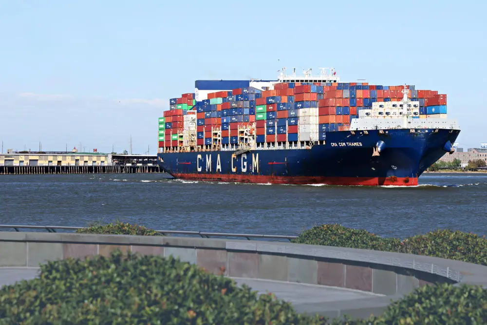 Containerschiff auf dem Mississippi