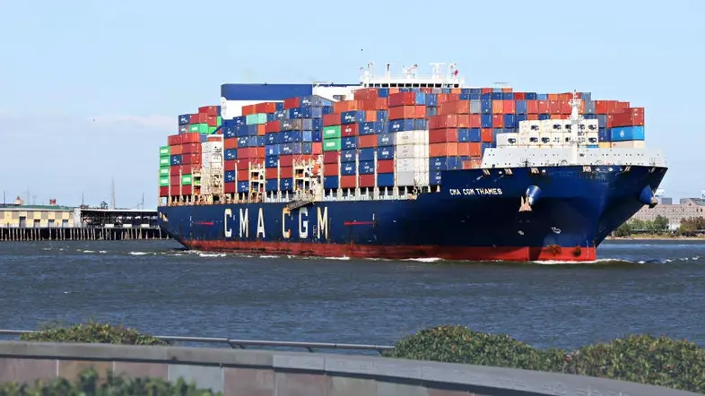 Containerschiff auf dem Mississippi