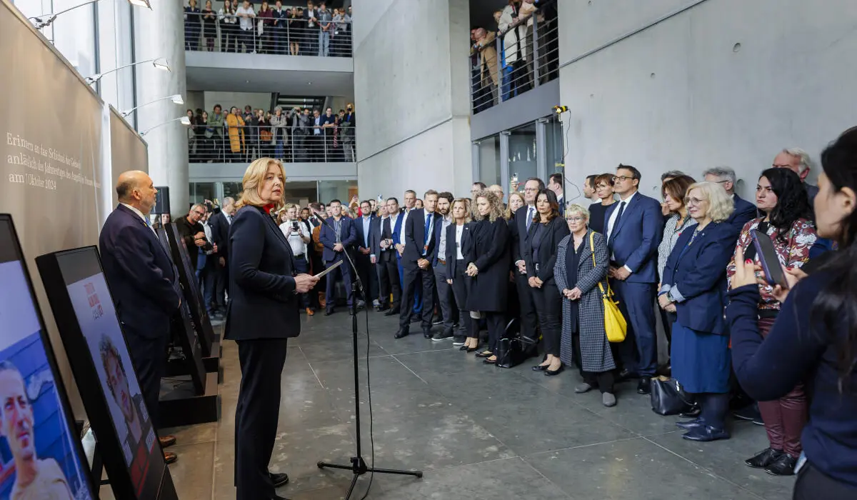 Bundestagspräsidentin Bärbel Bas bei der Ausstellung zum Gedenken an die Geiseln