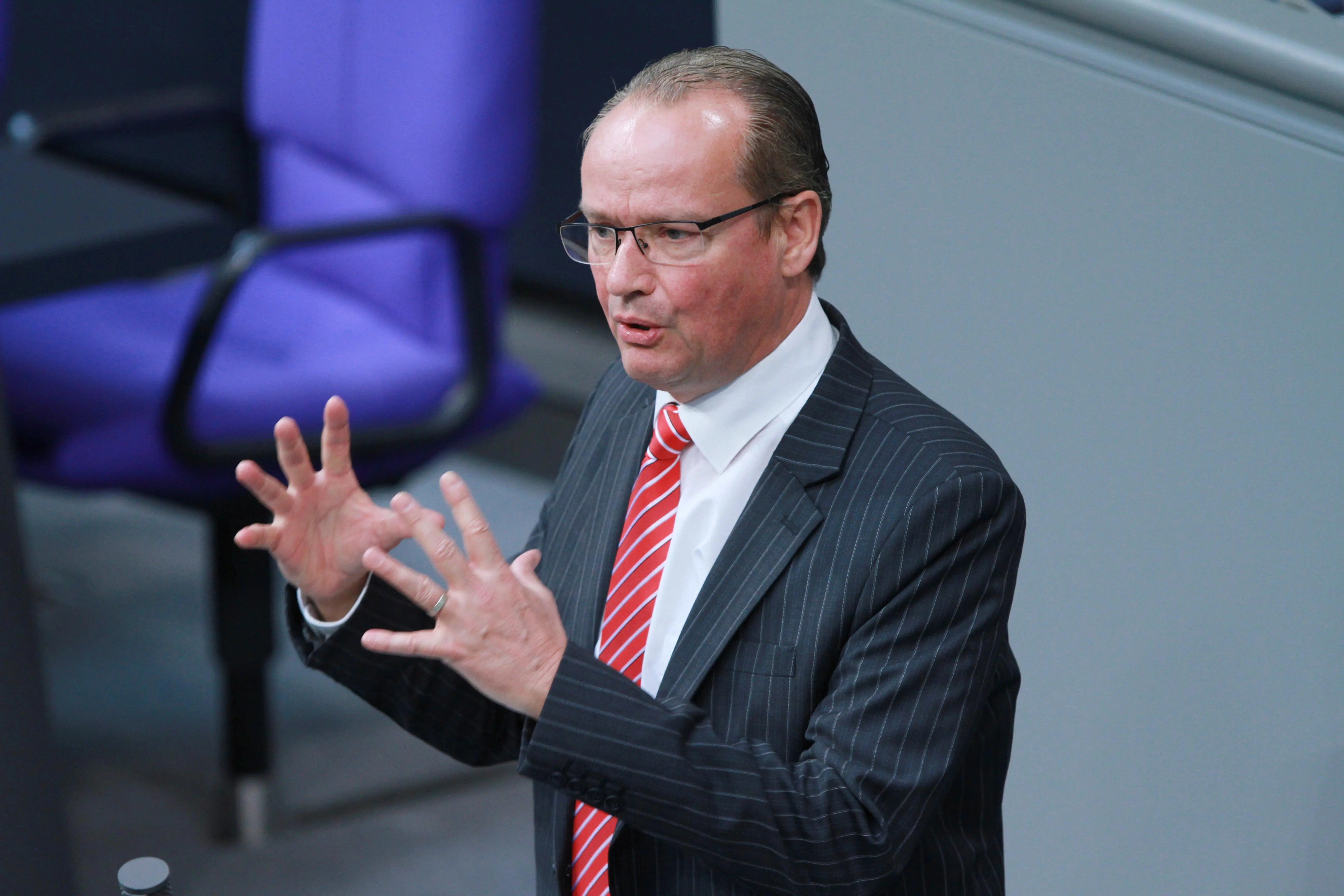 Gunther Krichbaum während seiner Rede im Deutschen Bundestag mit Handgeste