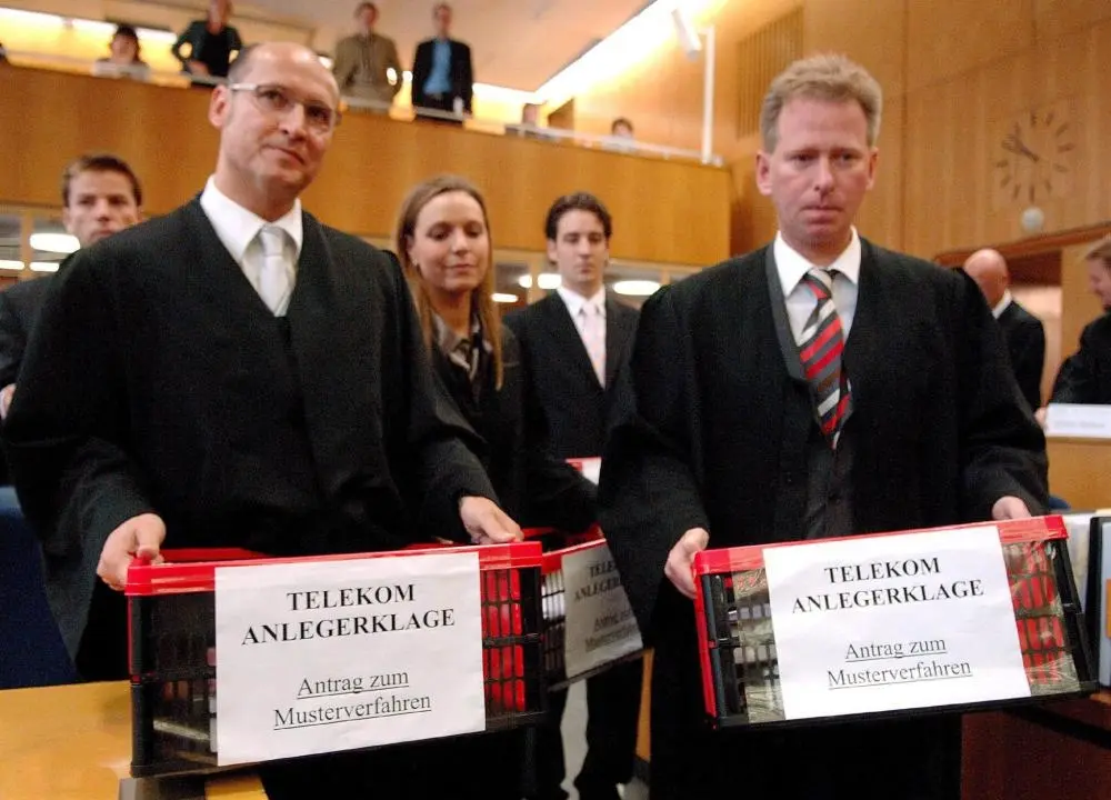 2 Rechtsanwälte halten Kisten mit der Aufschrift