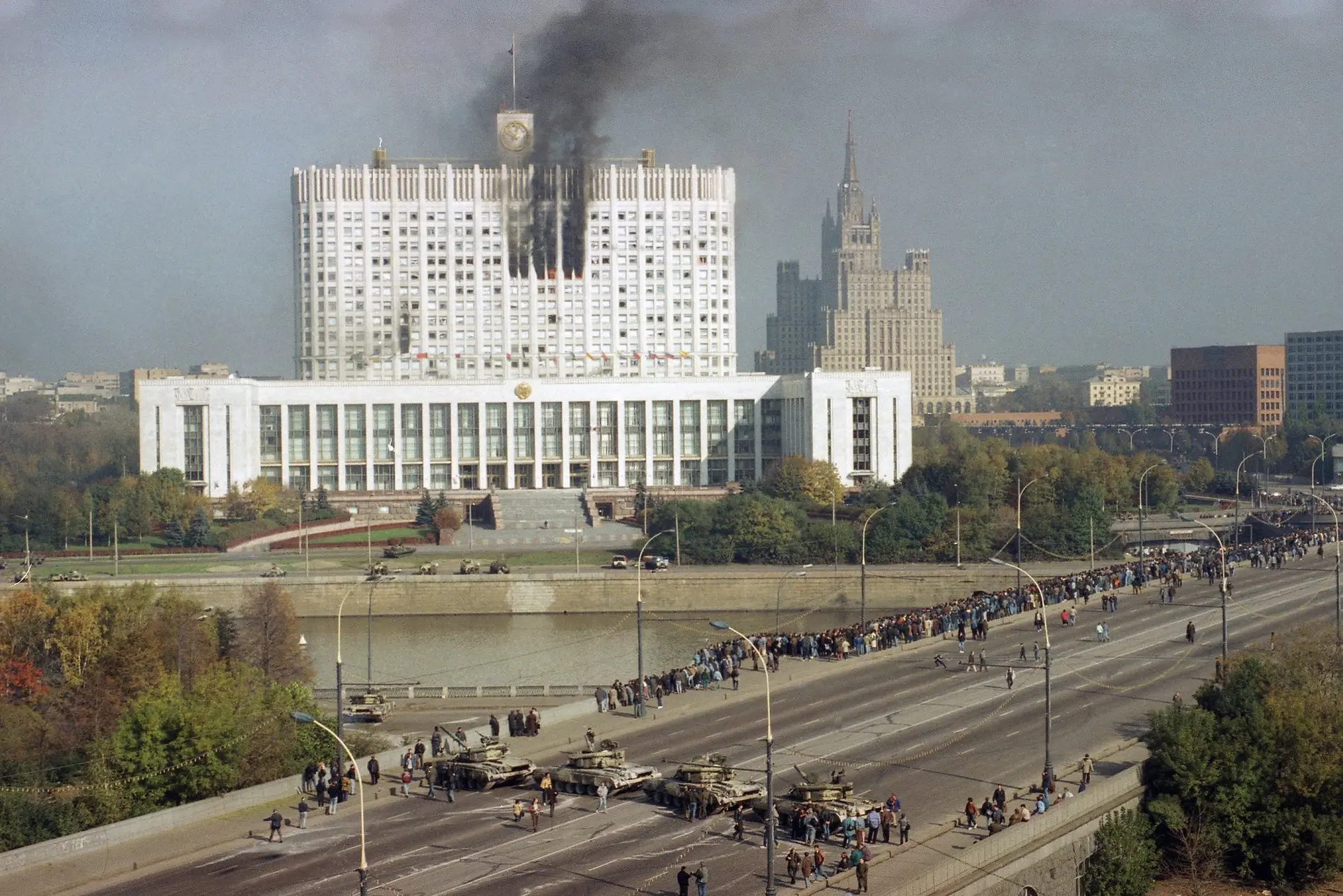 Das Bild zeigt das brennende Weiße Haus in Moskau im Jahr 1993.