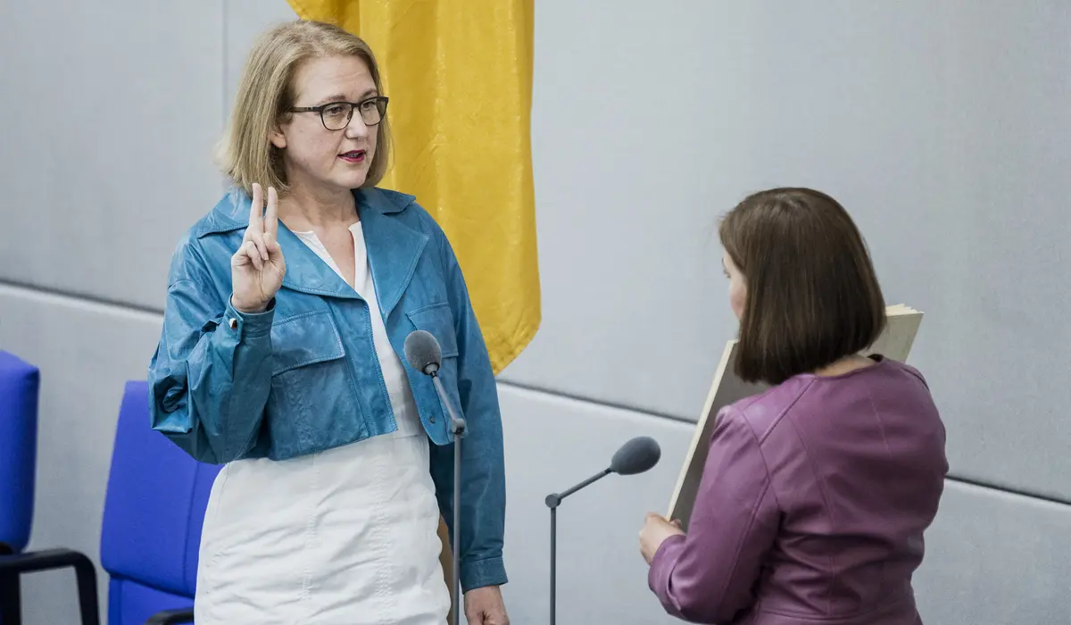 Lisa Paus legt den Amtseid im Bundestag ab