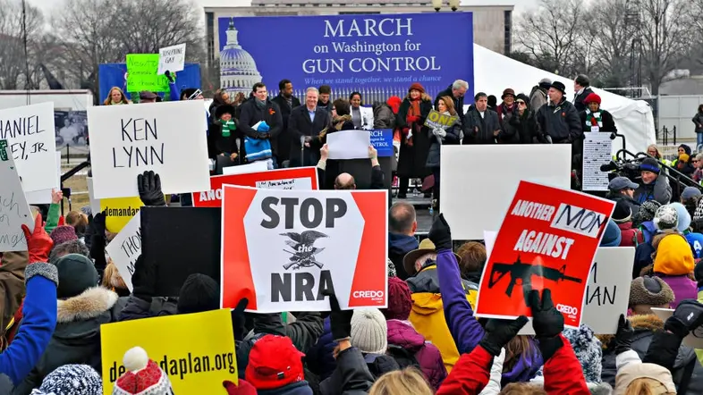 Demonstranten versammeln sich auf der National Mall für mehr Waffenkontrolle.