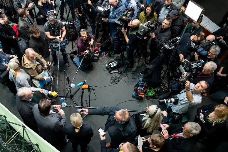 Alice Weidel, Stephan Brandner und Alexander Gauland von Presse umringt