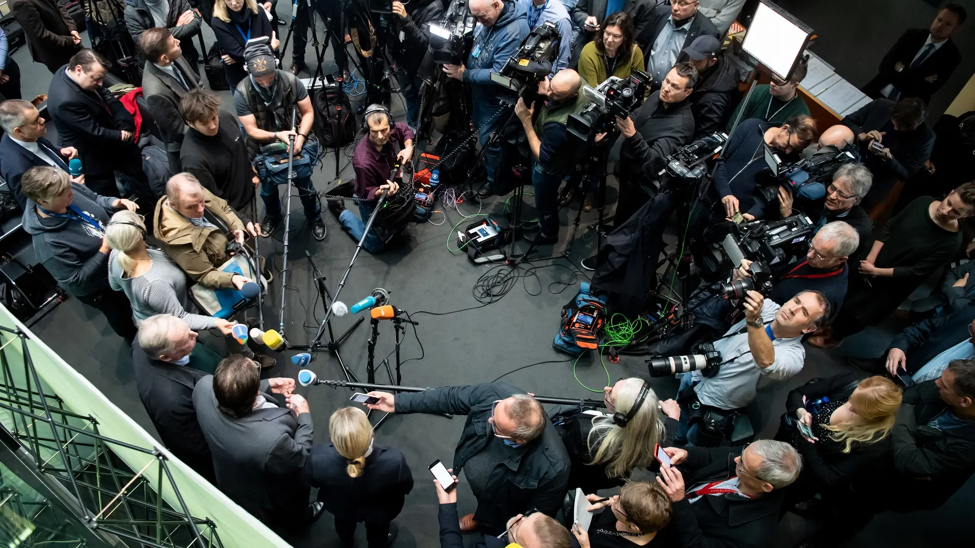 Alice Weidel, Stephan Brandner und Alexander Gauland von Presse umringt