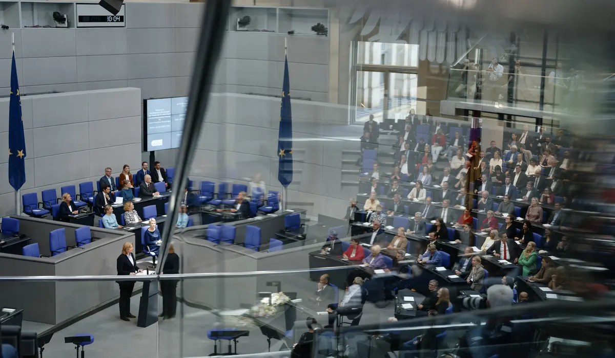 Bärbel Bas spricht bei der Feierstunde im Plenum