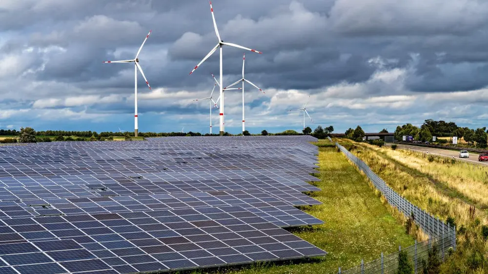 Eine Photovoltaikanlage auf einem Feld