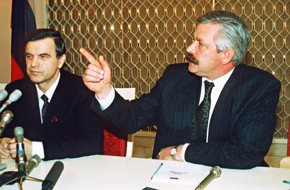 Das Bild zeigt Parlamentspräsident Ruslan Chasbulatow (links) und Jelzins Vize Alexander.