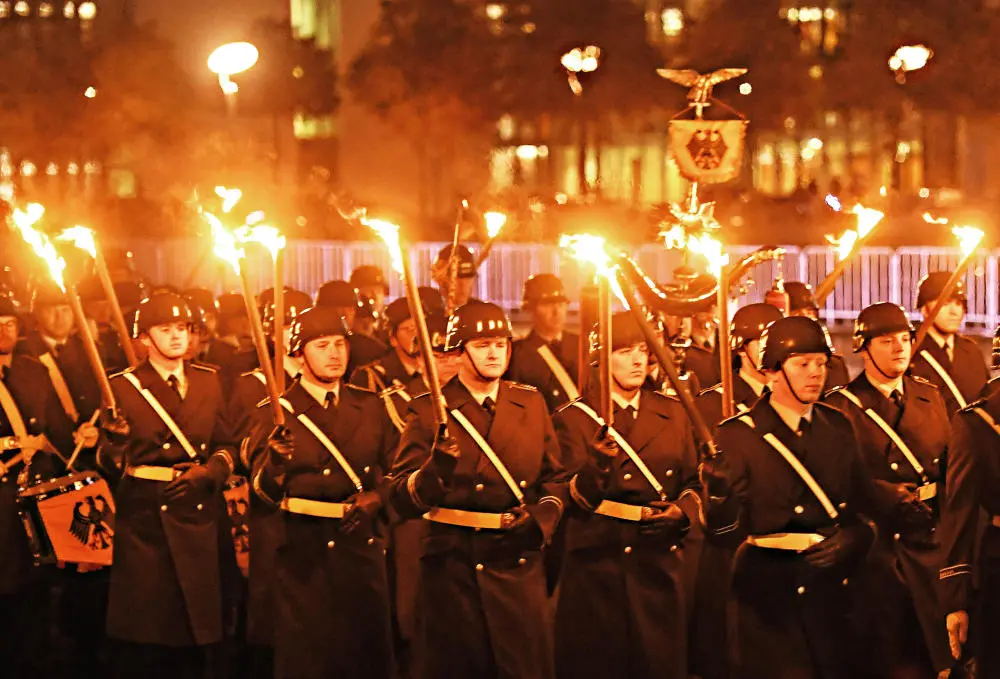 Bundeswehrsoldaten während des Zapfenstreichs vor dem Bundestag