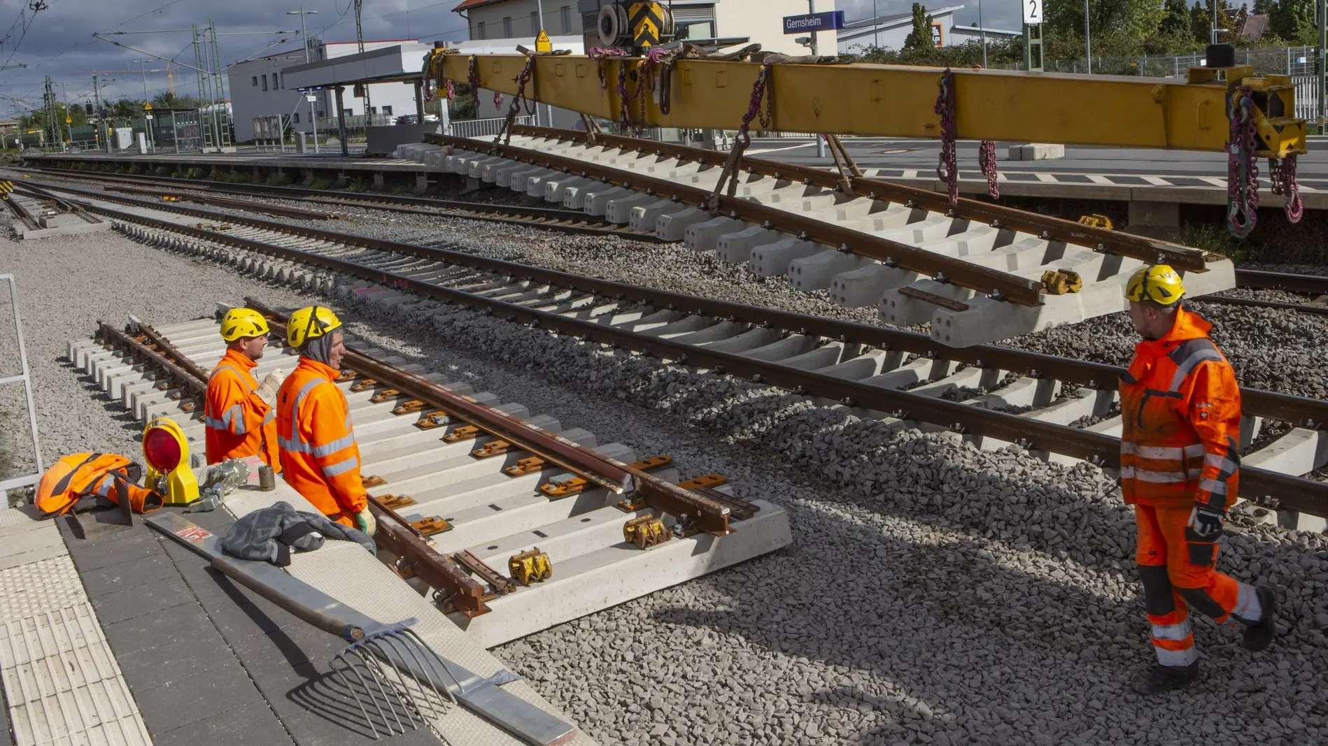 Bauarbeiten auf den Schienen in einem Bahnhof