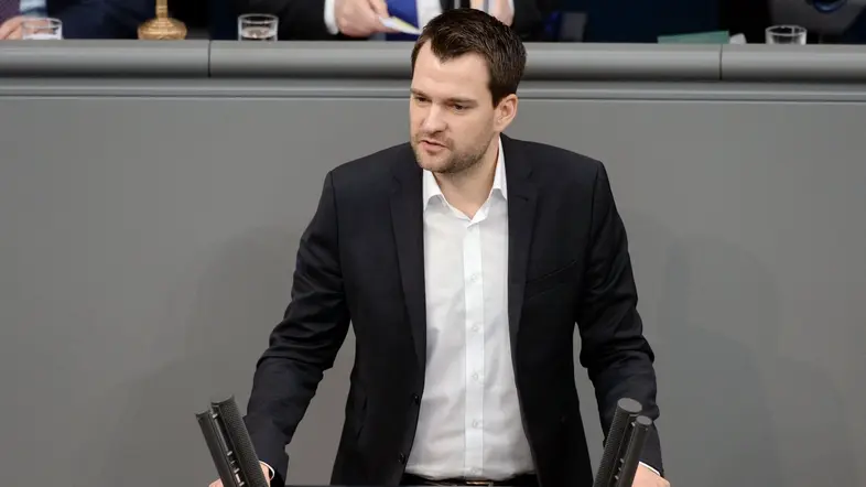 Johannes Vogel am Rednerpult bei einer Plenarsitzung in deutschen Bundestag