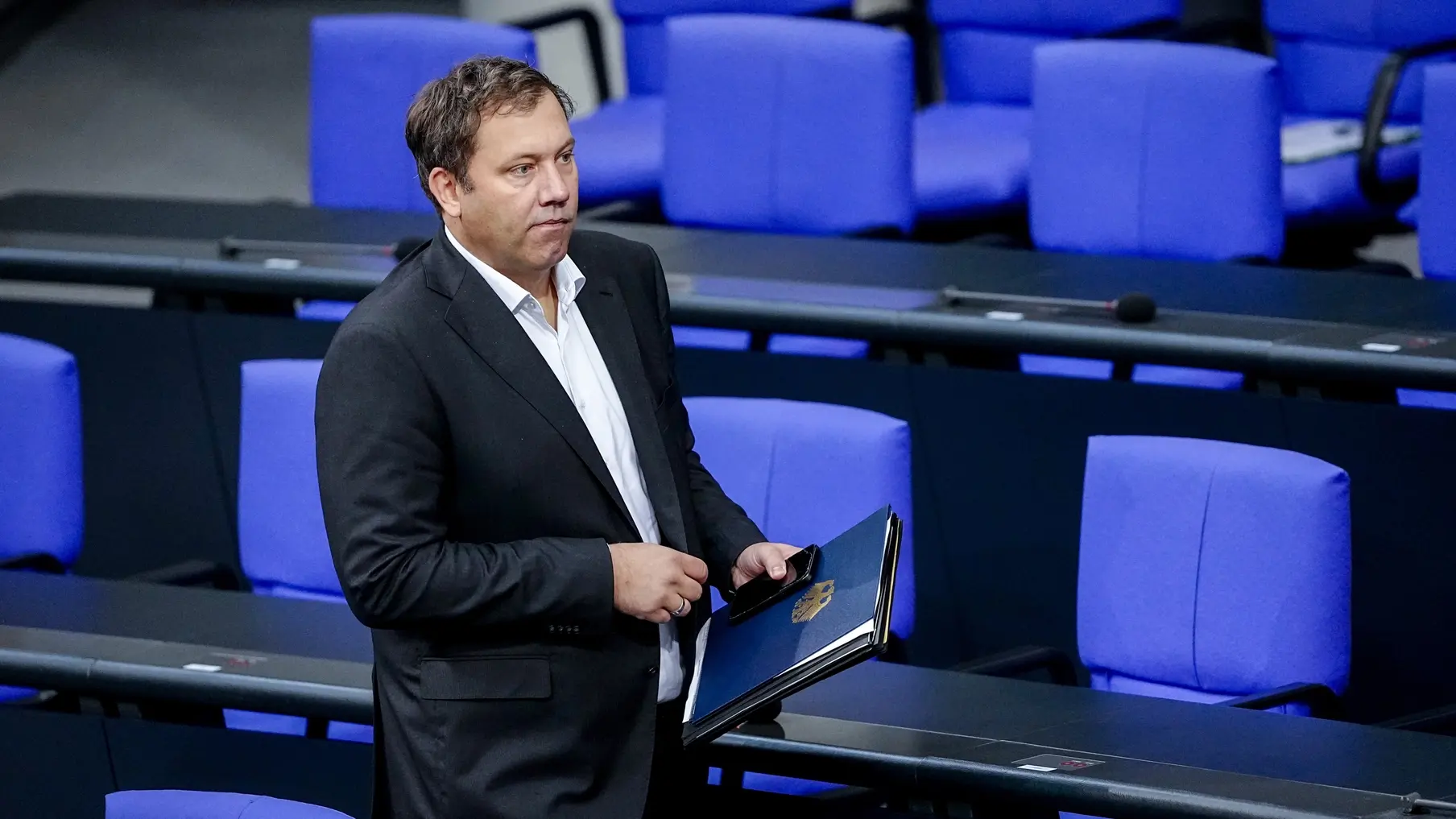 Lars Klingbeil Lars Klingbeil (SPD), Bundesminister der Finanzen, im Plenum des Bundestags