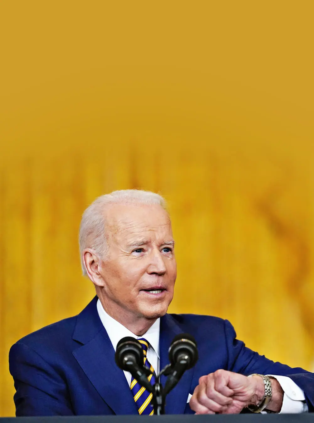 Joe Biden vor gelbem Hintergrund