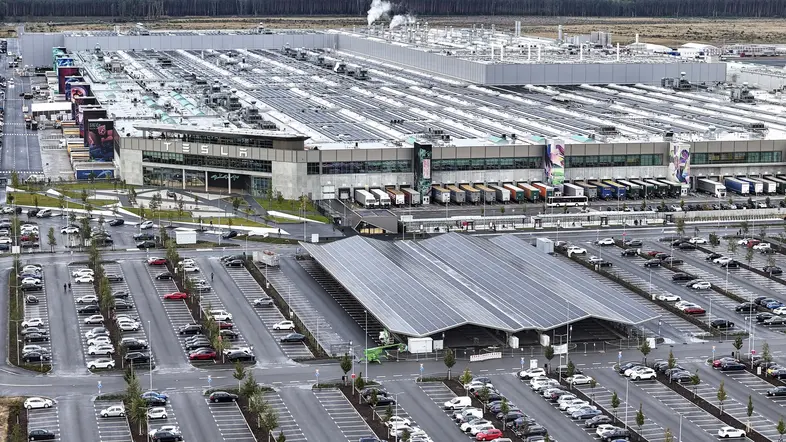 Tesla Giga Factory an der Autobahn A10