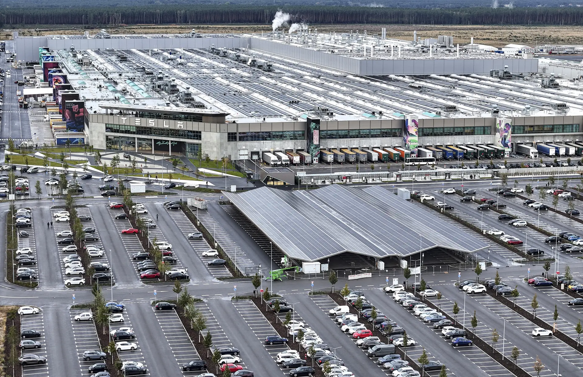 Tesla Giga Factory an der Autobahn A10