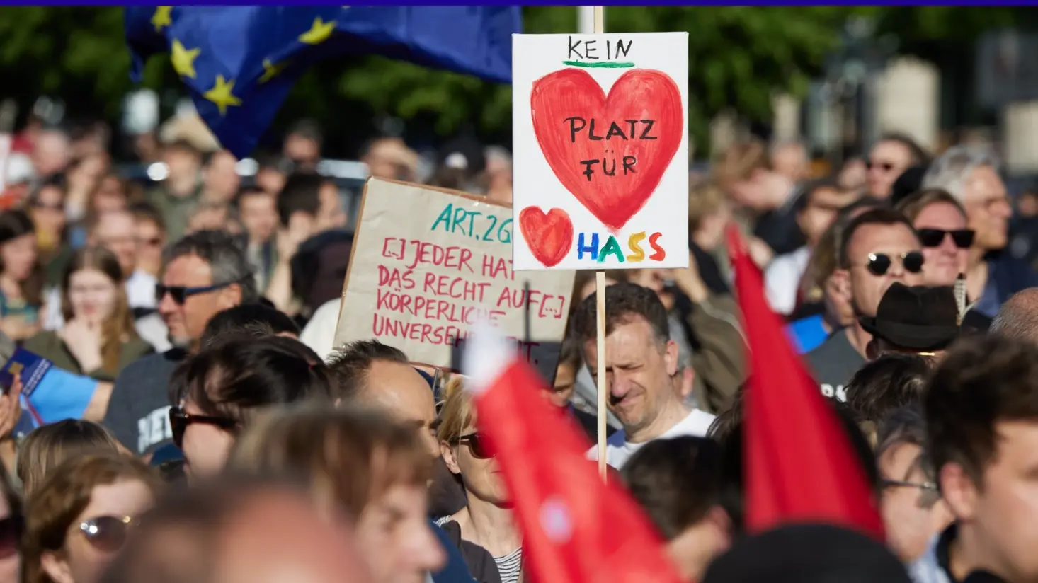 Schild mit "Kein Platz für Hass" auf einer Demo in Berlin