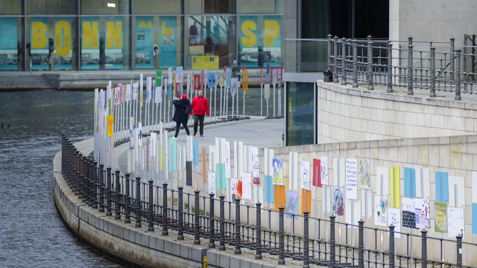 Plakate entlang des ehemaligen Mauerverlaufs in Berlin