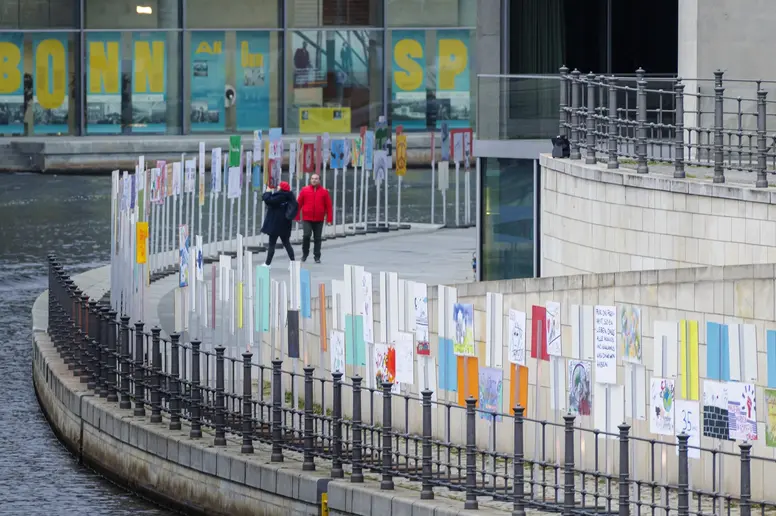 Plakate entlang des ehemaligen Mauerverlaufs in Berlin