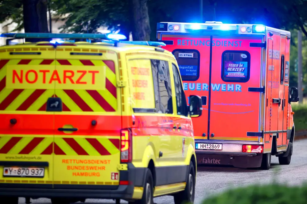 Notarzt und Krankenwagen fahren mit Blaulicht zu einem Einsatz